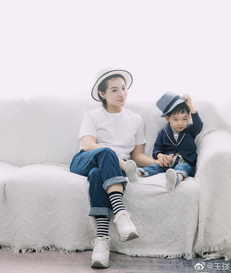 【会火】奥运冠军刘璇4岁儿子罕露面，母亲太宠儿，两人抬车不让孩子走路