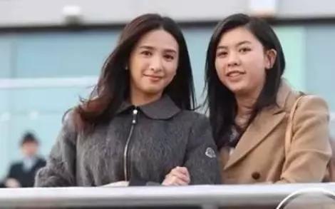 “冻龄港姐”吴婉芳走出丧夫伤痛恢复社交，51岁的她越来越美