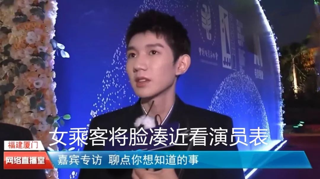 「娱小北vlog」实力宠“儿”！咏梅王景春把奖杯给王源拿着拍照，三人合影超美好