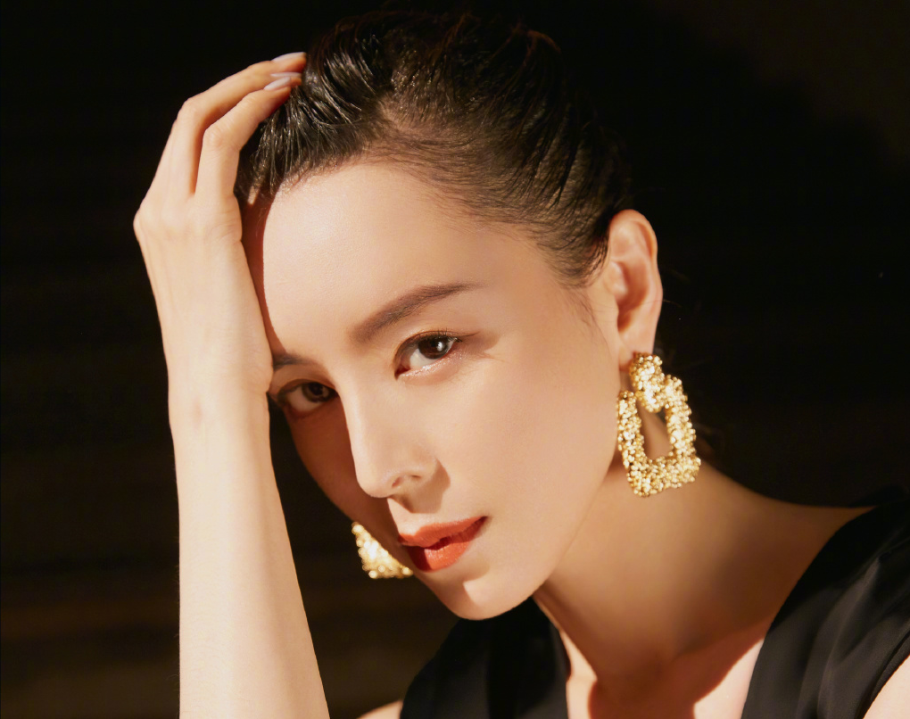 「伍脊六兽」张静初因打光问题“罢演”和于正起争执，她凭什么火了20年？