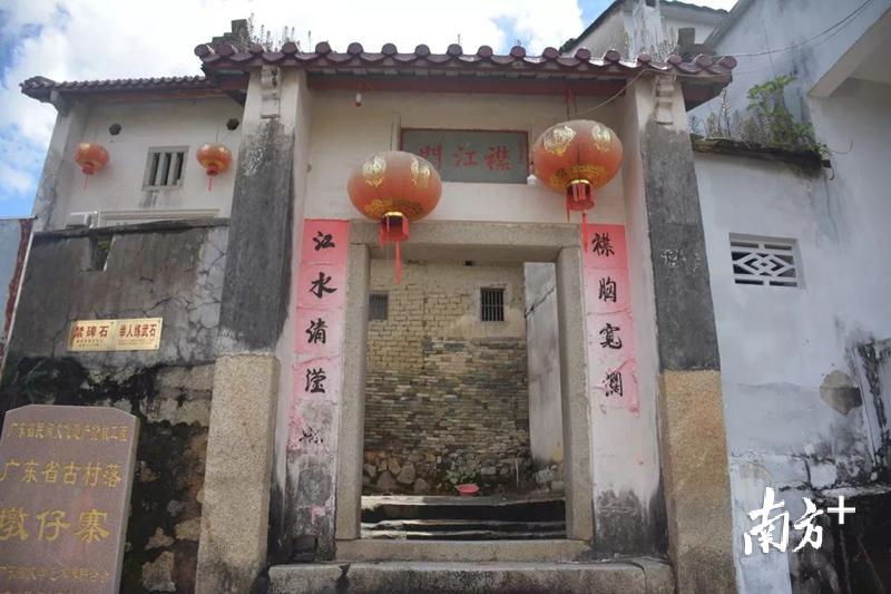 墩仔寨围龙屋.