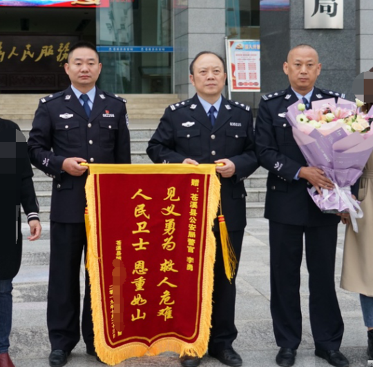 家属向民警赠送锦旗.