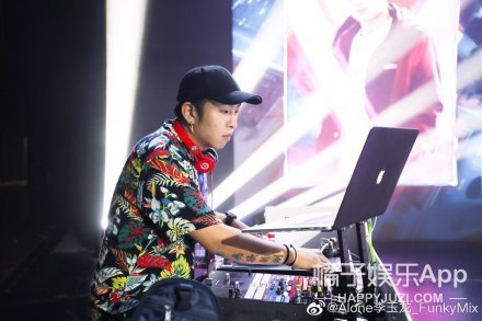 我看到真的男粉了，还是声音很大的那种…