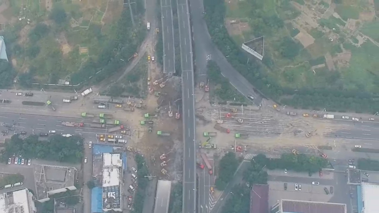 航拍​无锡高架侧翻现场：桥体大部分已被清理