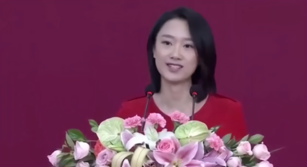 中国传媒大学美女演讲,不看脸只听声音,还以为是中国人