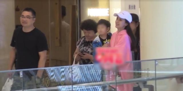 baby妈妈力超强！录音棚工作婆婆儿子探班，单手抱起2岁海绵