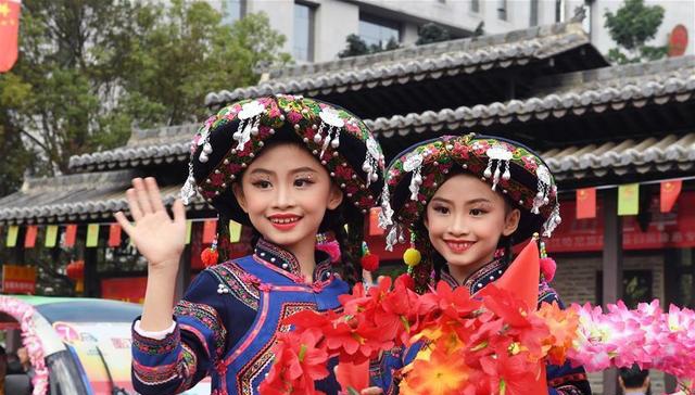各地的1000余对双胞胎欢聚在北回归线的云南省普洱市墨江哈尼族自治县