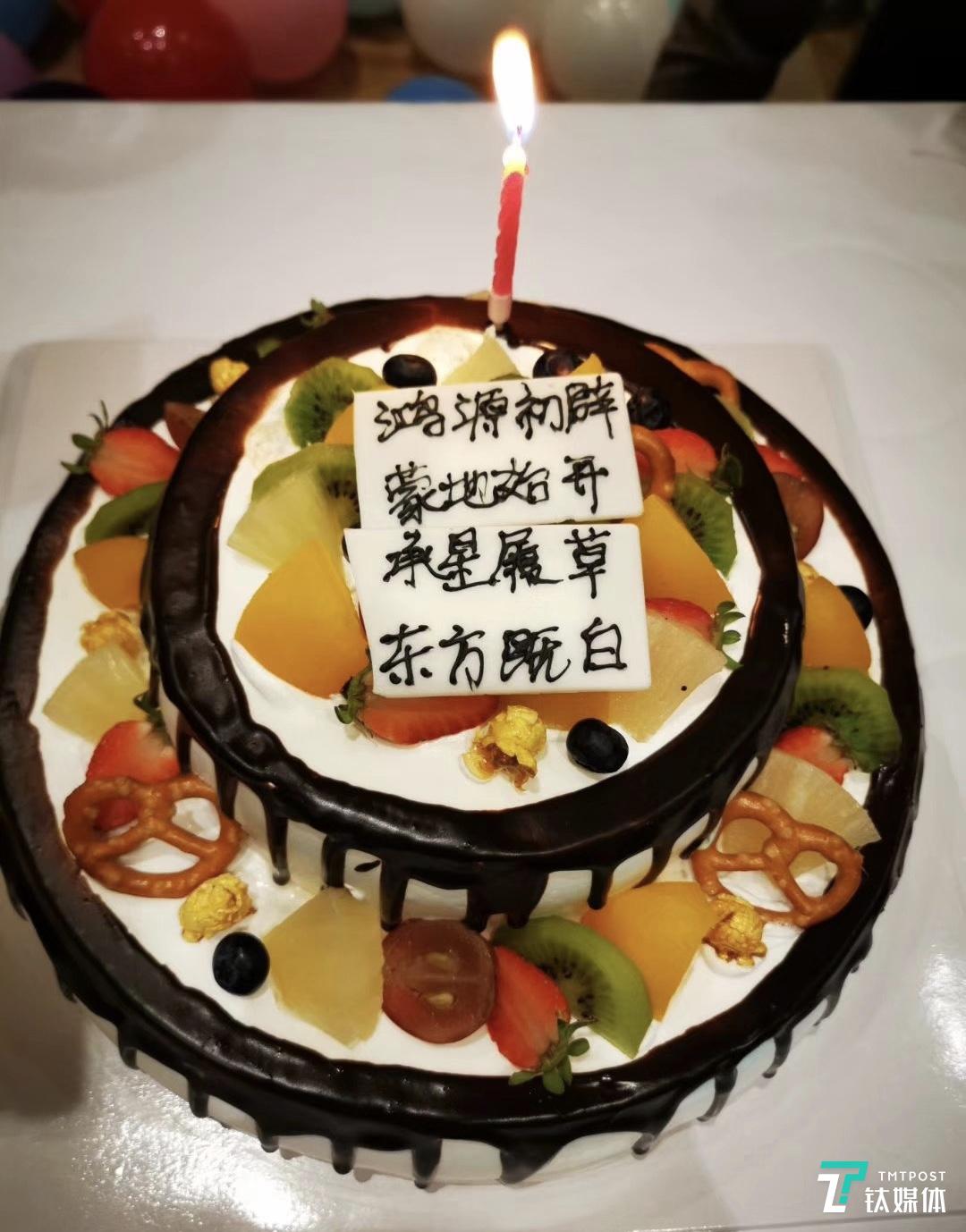 余承东发朋友圈庆祝50岁生日，与鸿蒙OS发布同一天丨钛快讯