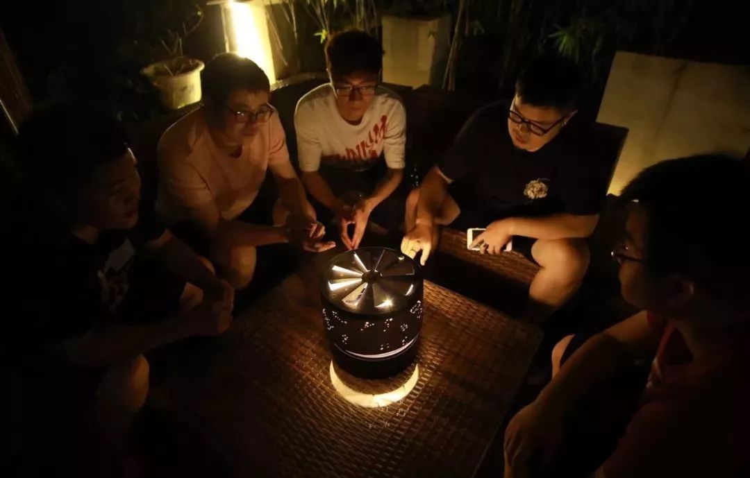 他把漫天星辰，装进月饼礼盒里
