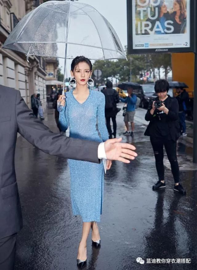 张予曦也太美了穿宝石蓝修身长裙配高跟鞋戴大耳环优雅迷人