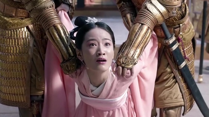 富千金打美女一耳光,不料美女竟是皇后,富千金