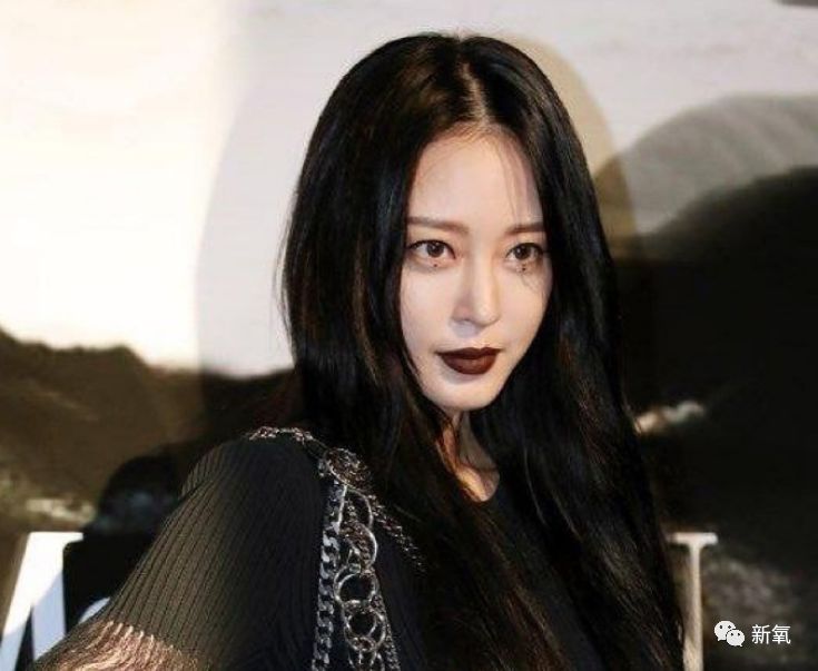 「新氧App」娱乐圈第一代人造美女近照，40岁不仅没崩还嫩过18岁