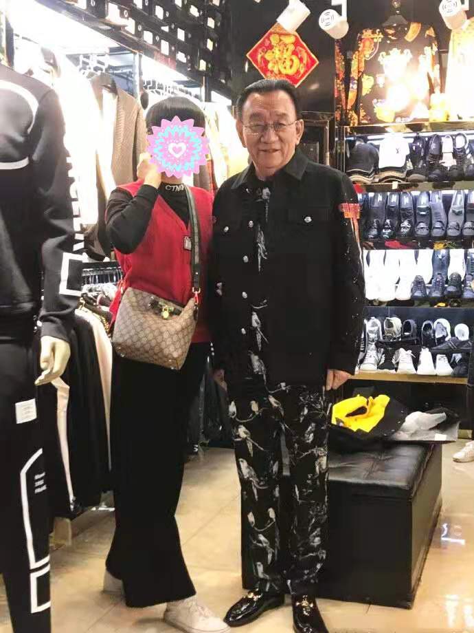 73岁侯耀华独自现身批发市场，穿着花哨搂女粉丝合影