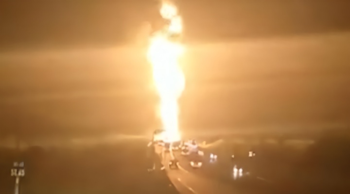 南非一油罐车泄露起火火焰直冲云霄似“龙卷风”照亮夜空