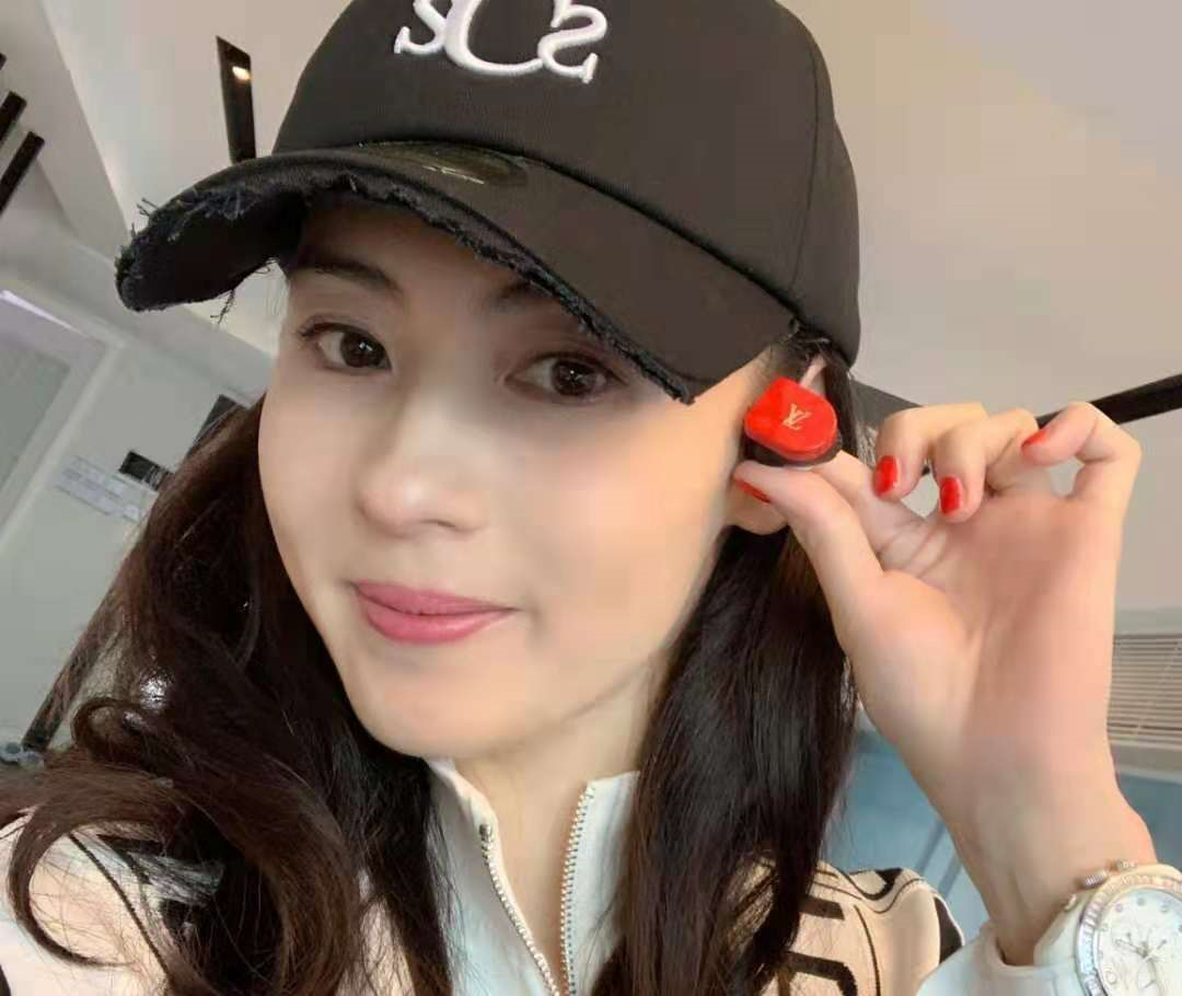 张柏芝妈妈自力更生赚辛苦钱 舍不得乱花特地到平民店修甲
