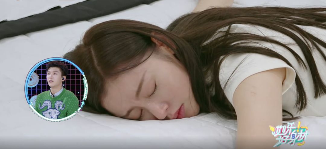 「不八卦会死星人」嫂子不吃醋？张天爱哥哥为她做饭擦鞋捏脚，兄妹间上演“背后抱”