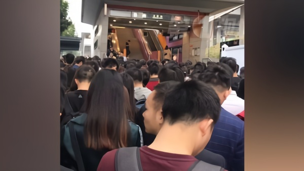 深圳地铁故障停运，网友：最后一天迟到了