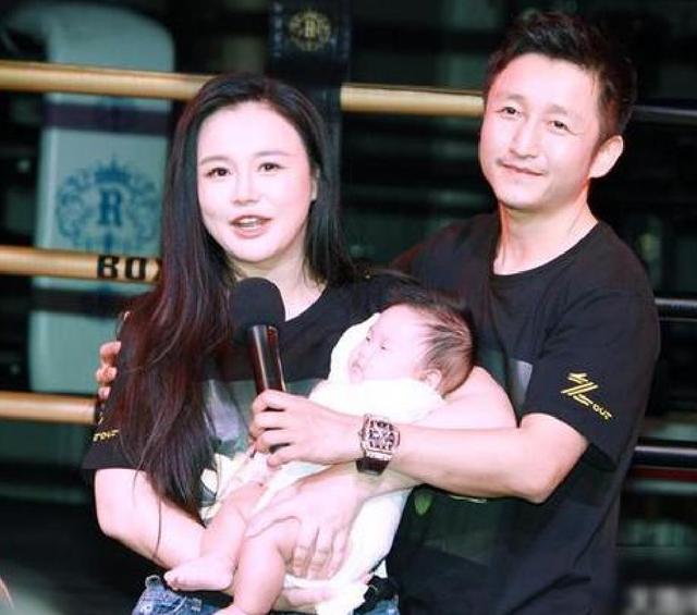 邹市明喜得三子妻子产子险大出血摘除子宫三子嬉戏很温馨