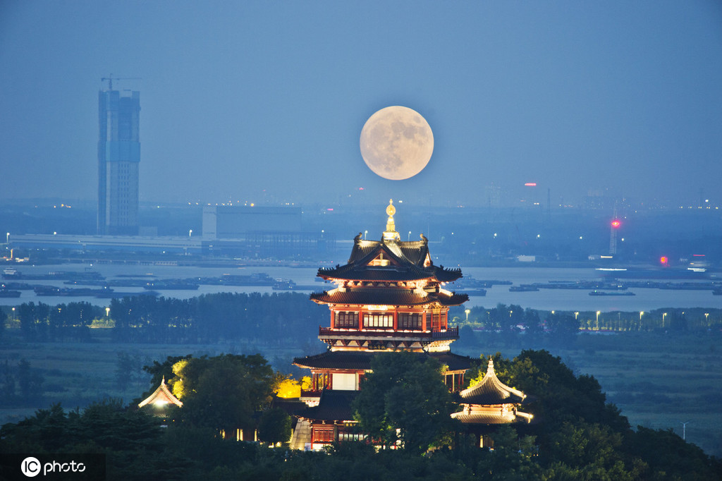 2019年9月13日,中秋之夜,眺望江苏镇江云台阁与一轮明月相映成趣.