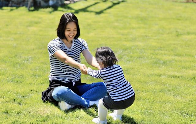 正脸曝光！朱丹母女逛商场，小小丹东张西望超黏妈妈