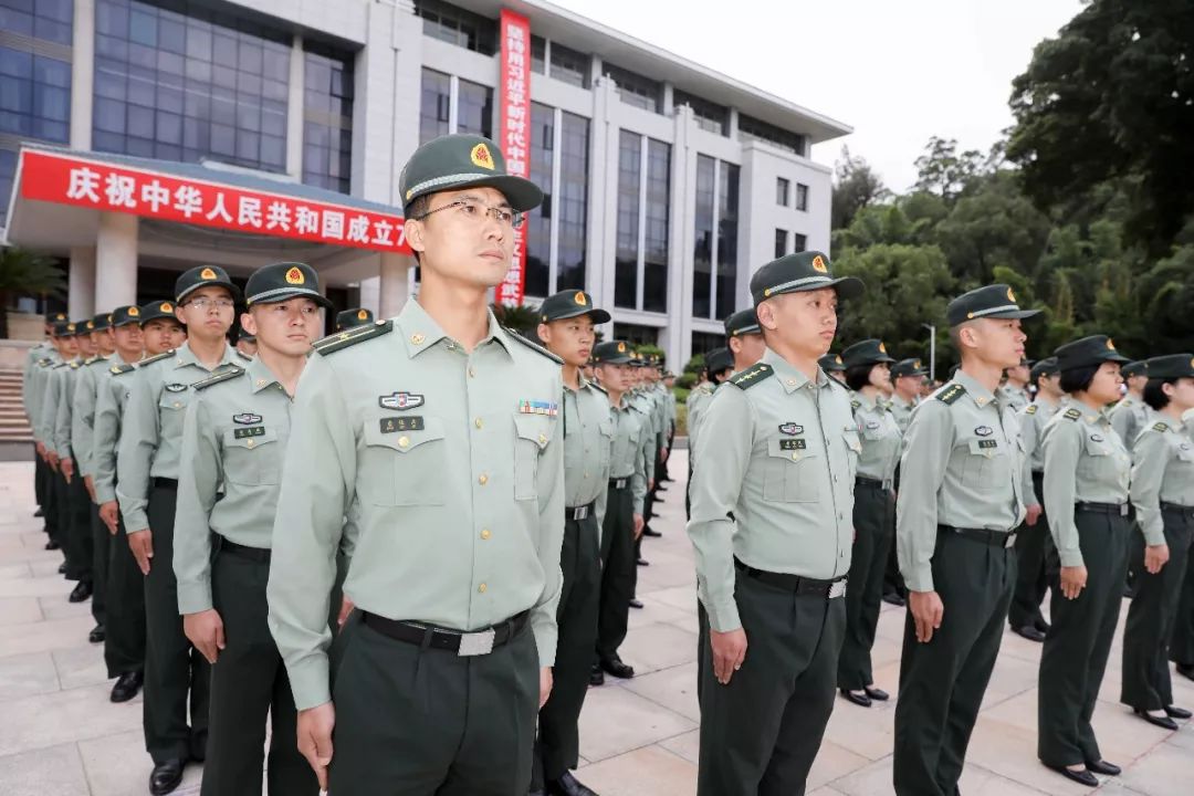 今天,福建省军区机关及直属队官兵隆重举行升国旗仪式