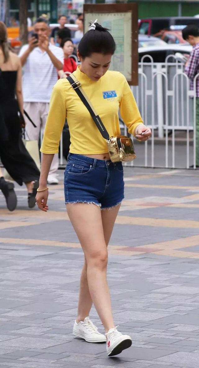 街拍美女:气质迷人的牛仔短裤,穿出楚楚动人的美