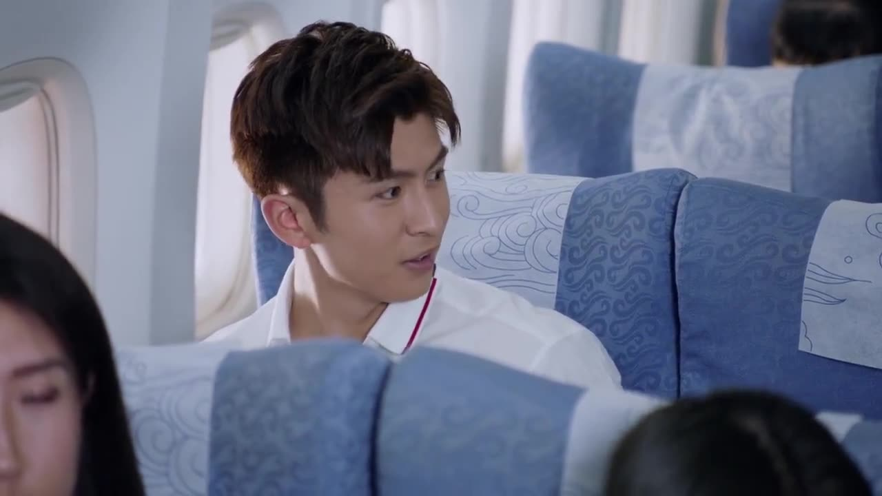 男子和女神旅游坐一块,心里乐开花,下属真是操