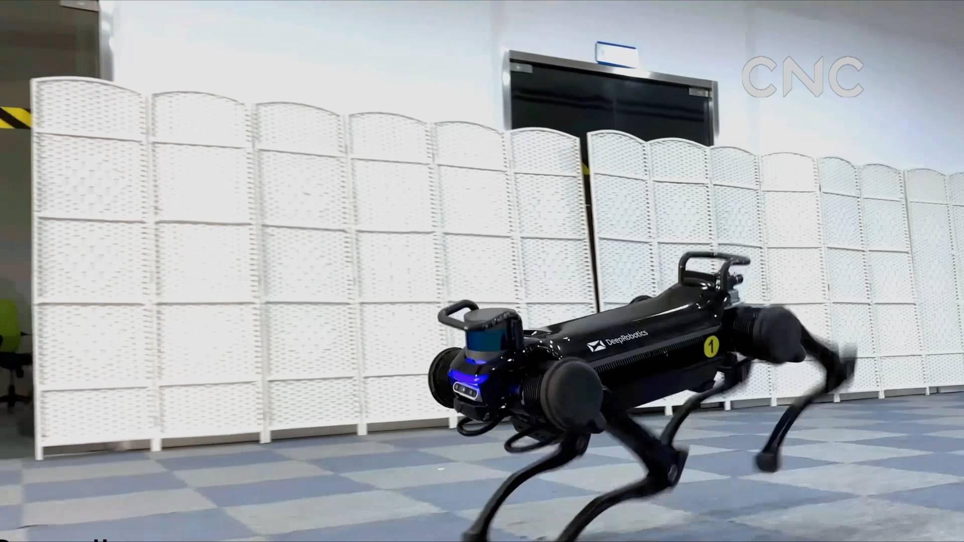 新一代“绝影”四足机器人亮相：跑跳跃障动作流畅
