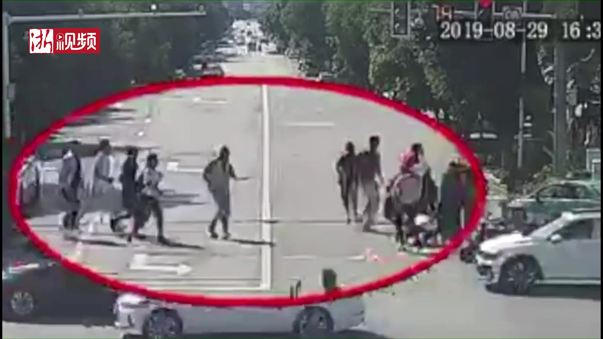 男子站在三轮车上“耍杂技”骑车路人无辜被撞倒_凤凰网视频_凤凰网