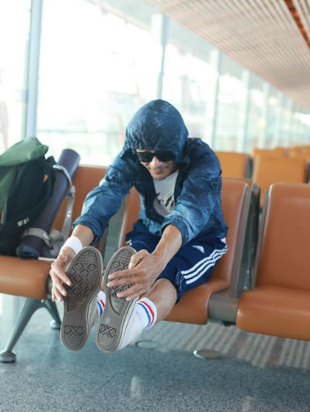 46岁朴树罕露面，突破自我穿超短裙裤，网友：身材像女团成员