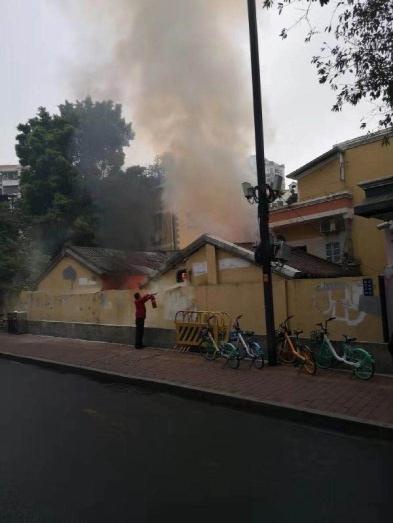 路遇火情，公交车长这么做被赞“最帅背影”