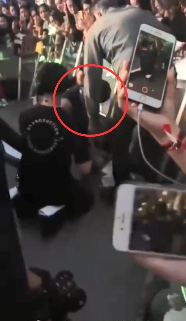 超心疼！王嘉尔演唱会跌落台下，躺地上许久不起