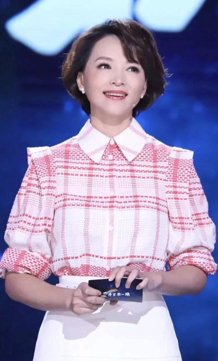 曾有人问董卿:一个女人永葆青春的秘诀是什么?
