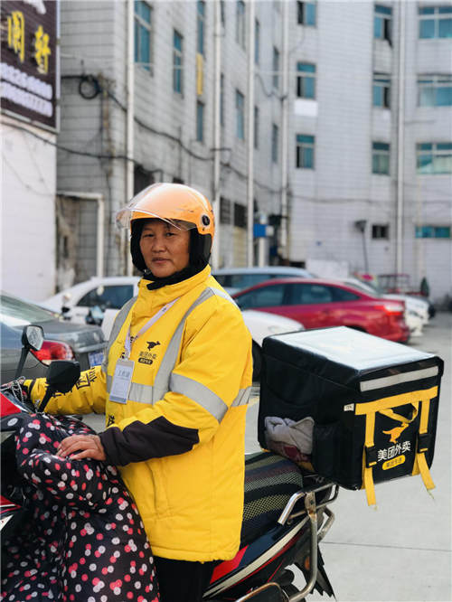 她急的团团转,这时候正巧碰到马路对面也有一个美团骑手在送餐