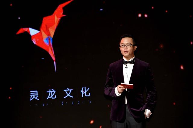 他是上海堡垒幕后编剧，年入2500万力压莫言韩寒，作品改编屡翻车
