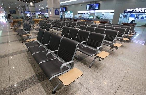 韩国釜山飞往日本航班的登机口前空无一人（中央日报）