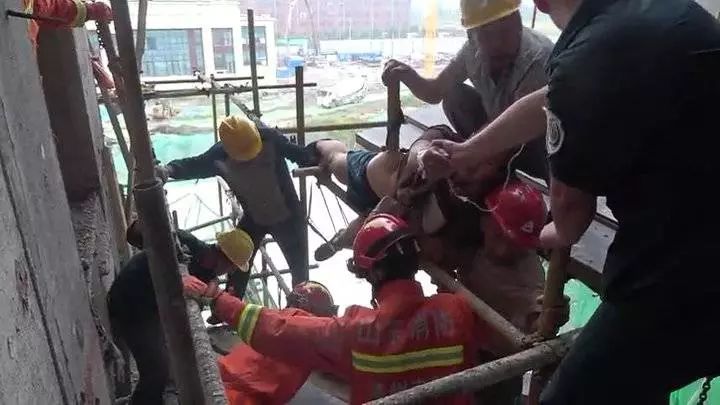 生死救援德州一建筑工人高空坠落身体被钢管刺穿命悬一线