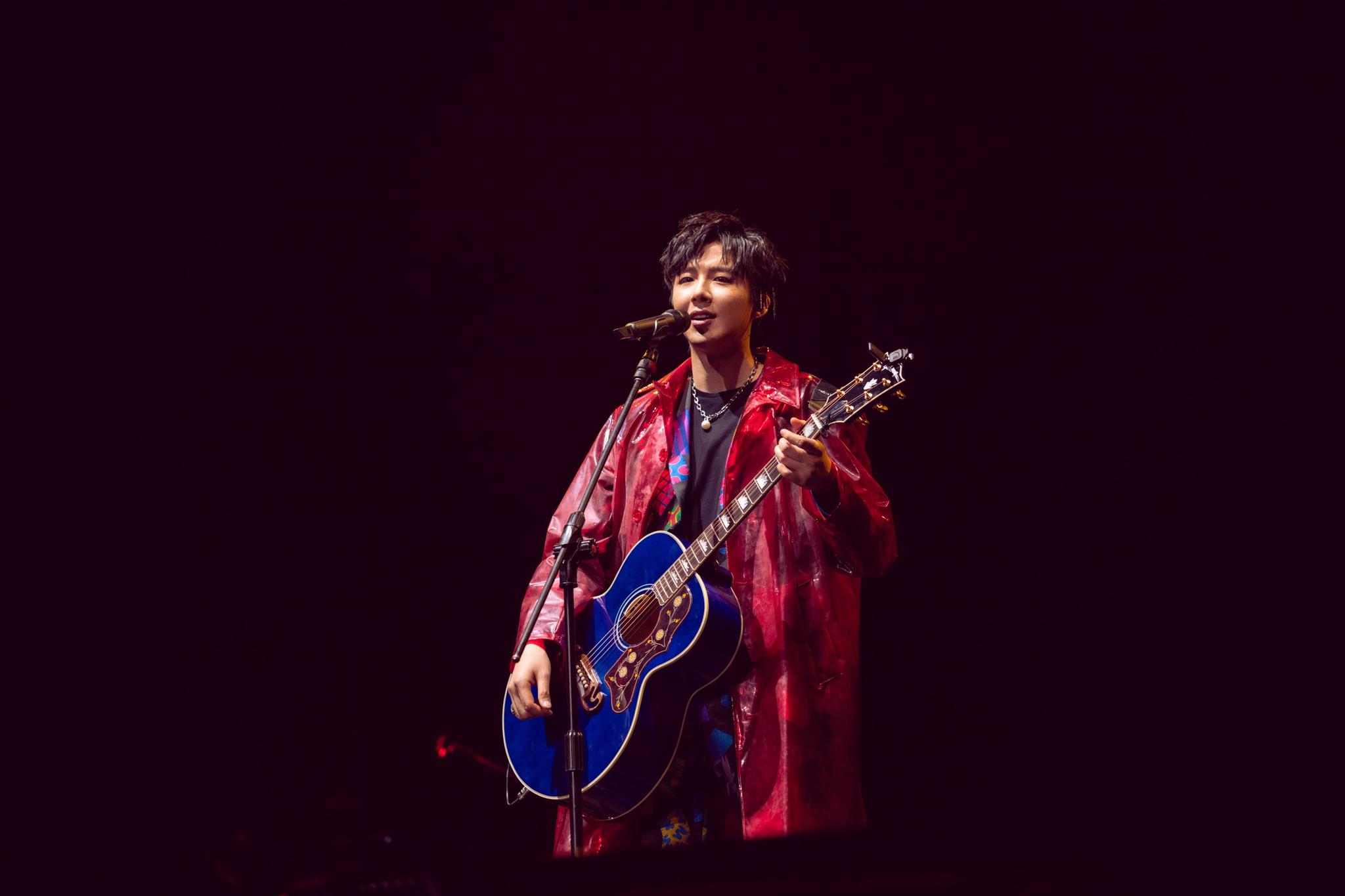 摩登兄弟巡演上海开唱 刘宇宁婚纱裙首秀回馈粉丝