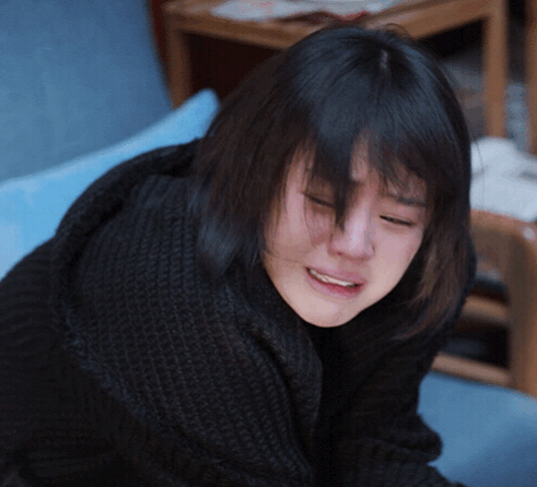 「」马思纯穿连衣裙拍广告，腰间肉将衣服撑到绷紧，助理蹲身为其换鞋