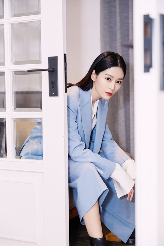 「喜天影视」王媛可苏撩气质吸睛 网友直呼西装杀太上头