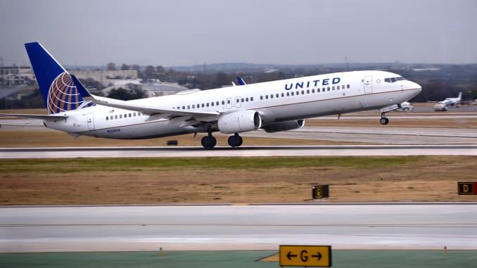 「环球网」美联航一架波音737紧急返航 引擎盖飞行时被掀开