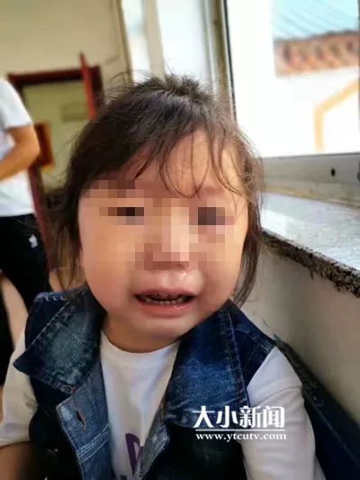 23日,在牟平区文化路附近,一名独自回家的女童迷路站在大街上哭泣,后