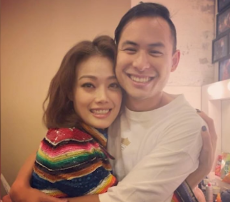 杨受成要抱孙了！杨政龙未婚妻大晒孕照，四肢纤细长肚不长肉