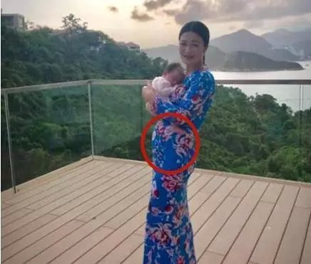 42岁阔太陈少霞产女一月极速瘦身，与令狐冲同台仍是当年小师妹