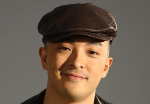 演戏35年拿6个影帝还没红，最穷时一小时赚3块，却娶了个校花老婆