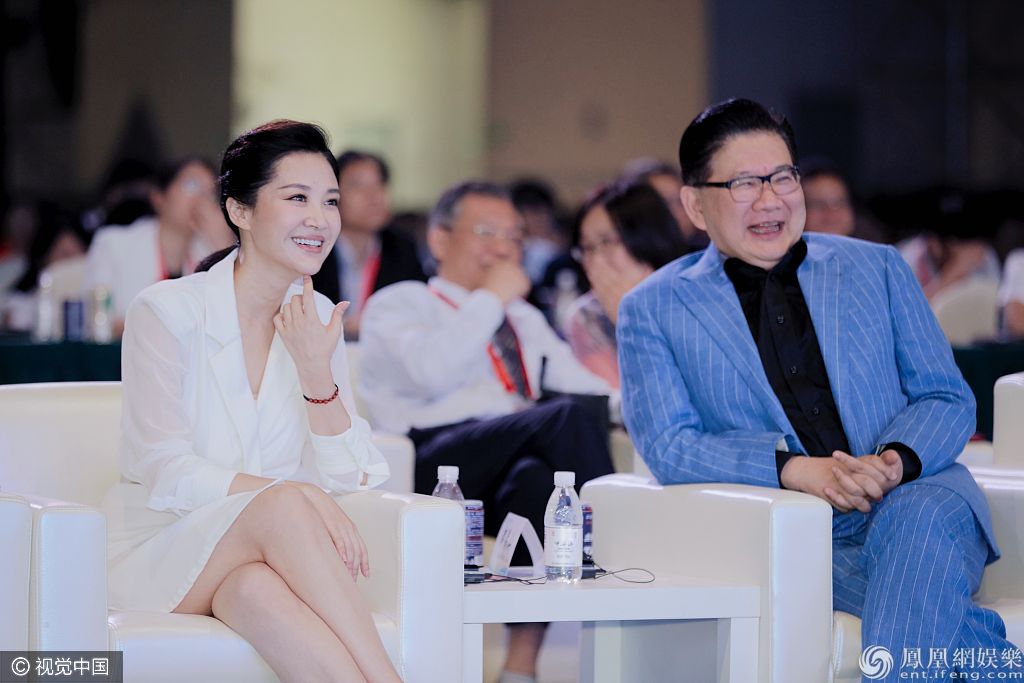 50岁许晴穿一袭白裙美回初恋 抿嘴甜笑秀侧颜十分迷人