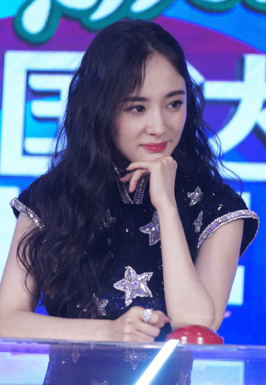 33岁杨幂也老了？发型显老脸又方，网友：感觉有40岁了