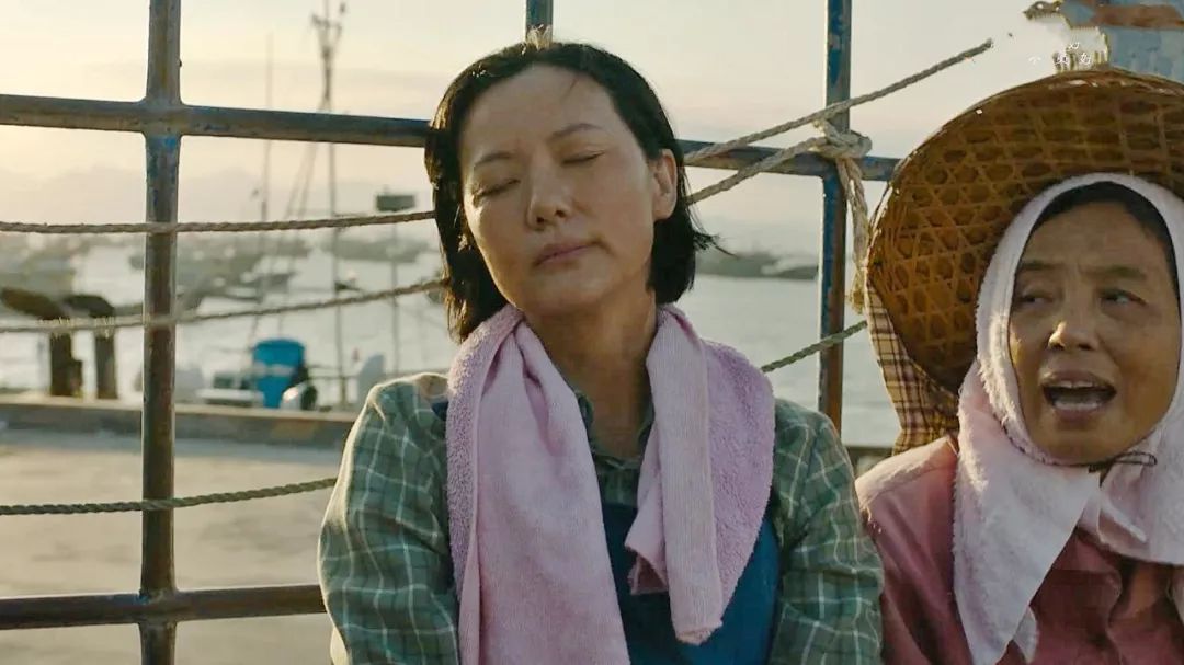 「娱小北vlog」实力宠“儿”！咏梅王景春把奖杯给王源拿着拍照，三人合影超美好