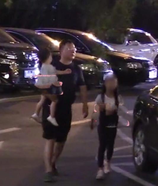 赵薇带女儿罕露面，小四月身旁男孩被疑是二胎？工作人员回应