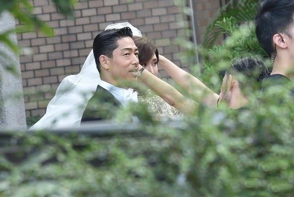 [神八局]林志玲戴白纱手挽老公现身婚礼彩排，夫妻对拜眼眶含泪